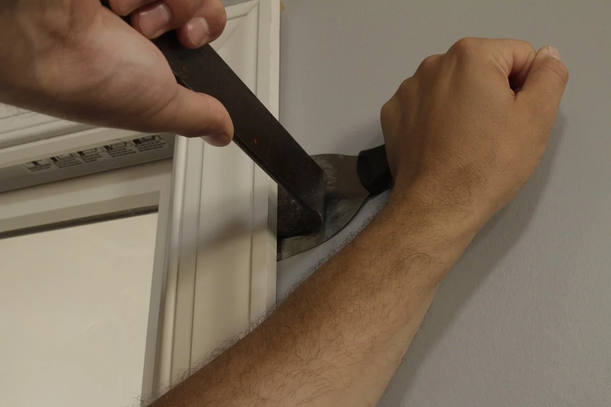 2 minuten: hoe je een tochtig raam repareren