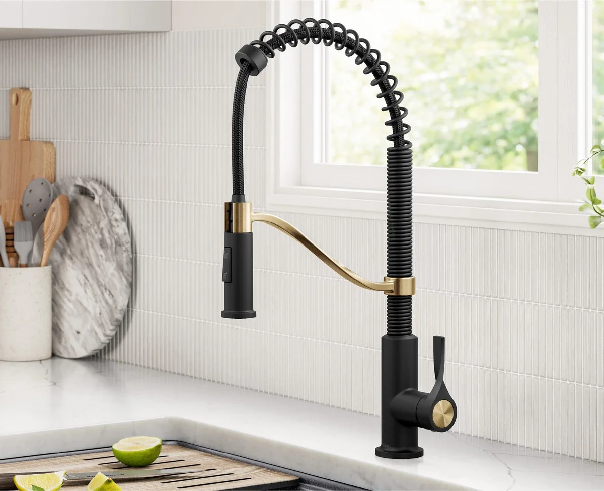 Een elastiekje rond je kraan: waarom dit water- en schoonmaaksnoepje is