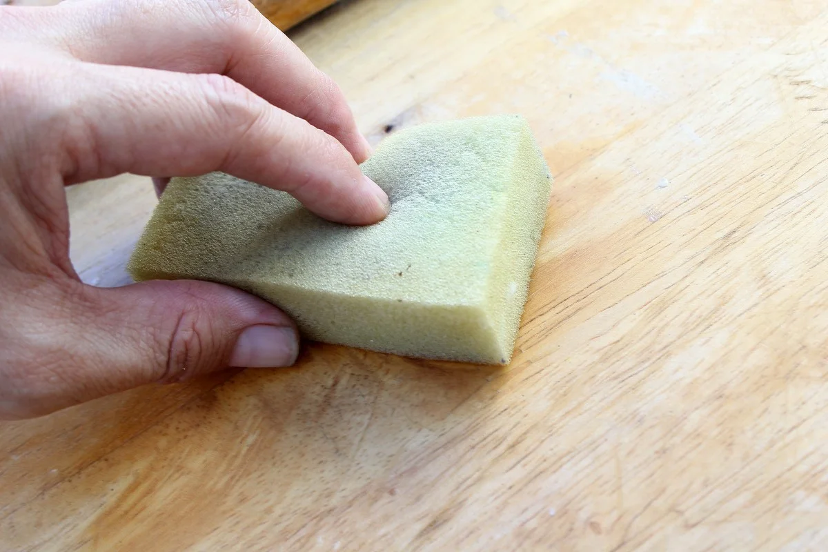 Kauwgum onder je meubels: het anti-kratgeluid-trucje van Duitse timmerlieden