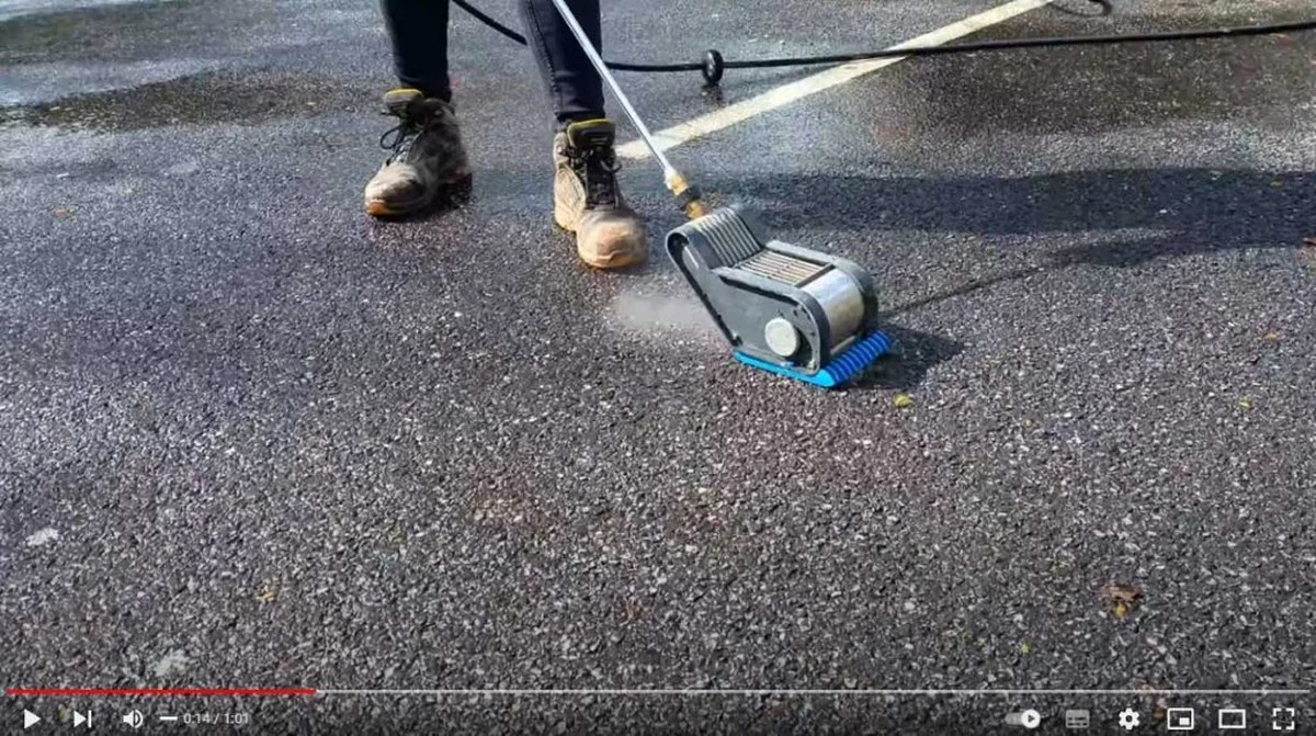 Kauwgum onder je tafel? WD-40 haalt het in 10 seconden weg - image 1