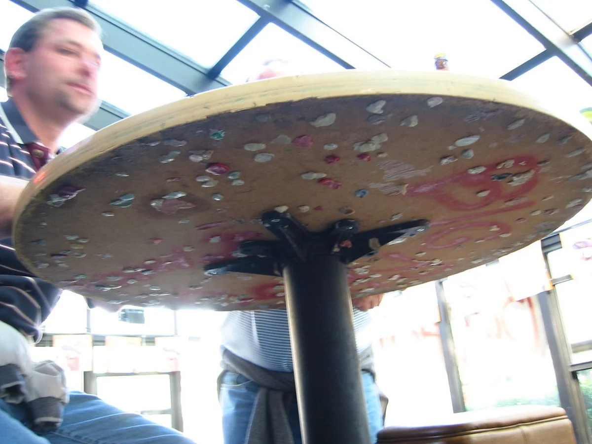 Kauwgum onder je tafel? WD-40 haalt het in 10 seconden weg - image 2