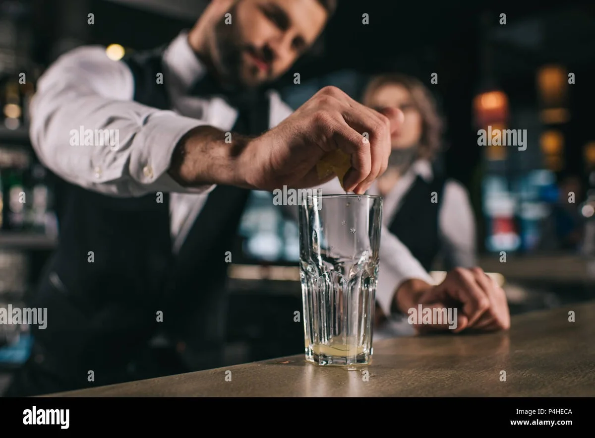 Waarom sterrencocksbarmannen altijd citroen boven hun glas uitwringen