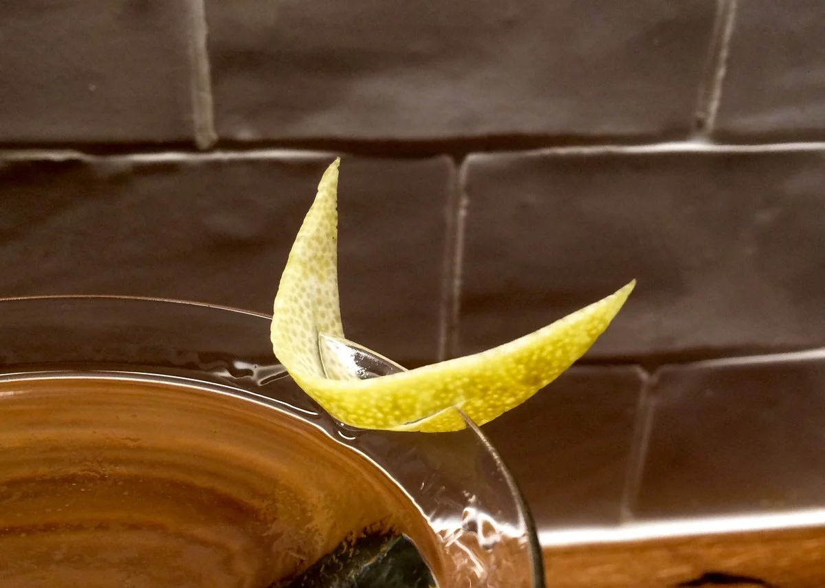 Waarom sterrencocksbarmannen altijd citroen boven hun glas uitwringen - image 1