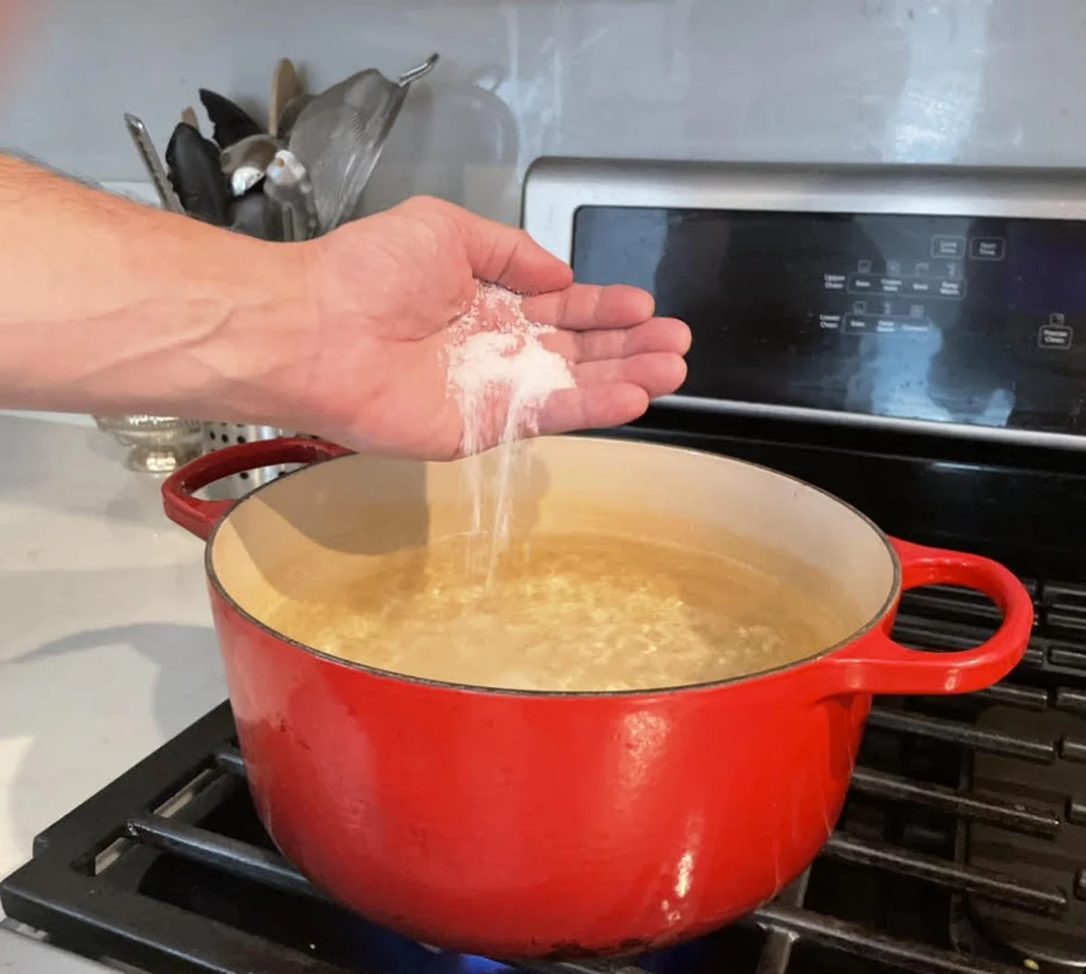Waarom topkoks altijd zout in het kookwater voor pasta doen - image 2
