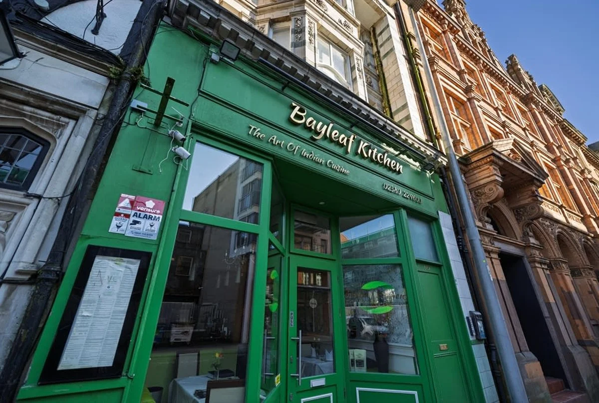 Zet een laurierblad in je bloem: de 100 jaar oude truc tegen keukenplagen