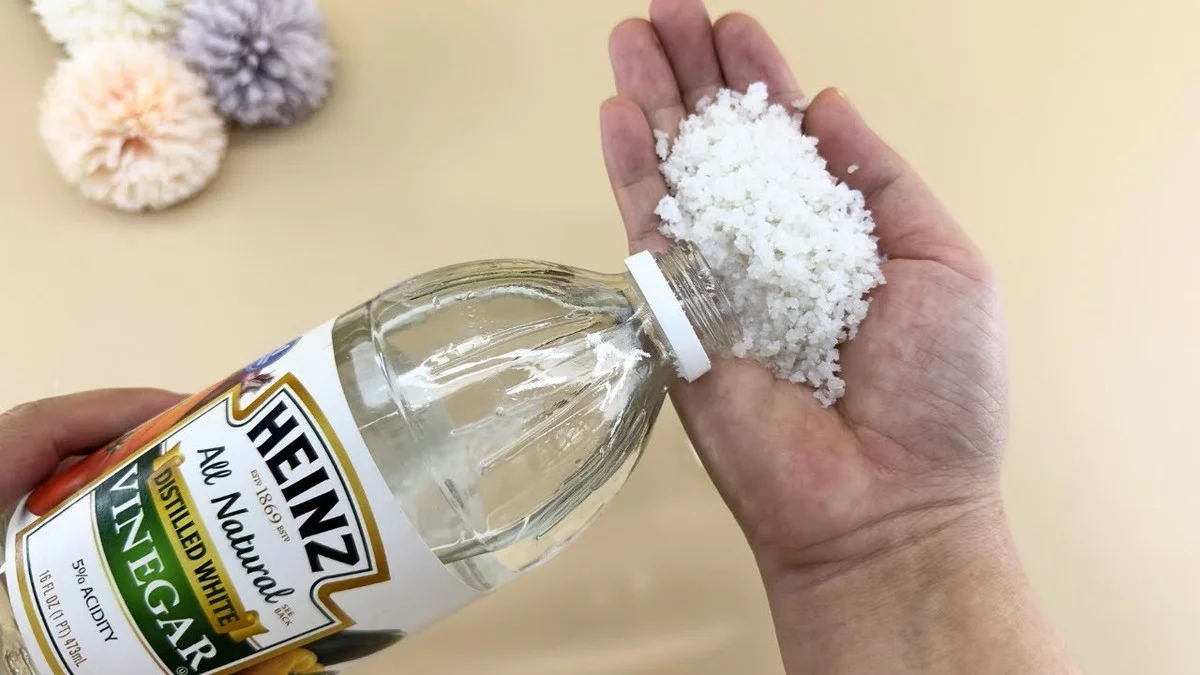 Zout en azijn tegen hardnekkige roest: de chemische formule die professionals gebruiken - image 1