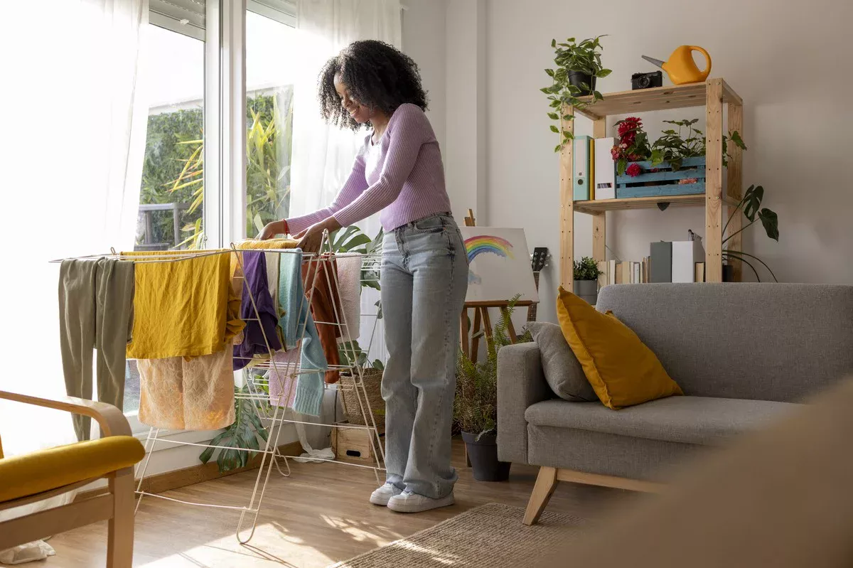 Zout op je vloer leggen voordat je dweilt – de oude truc die vochtproblemen oplost - image 1