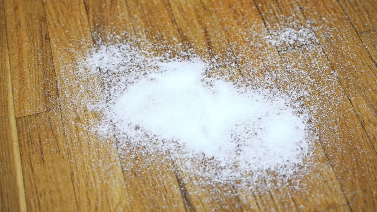 Zout op je vloer na sneeuw: waarom loodgieters dit nooit gebruiken