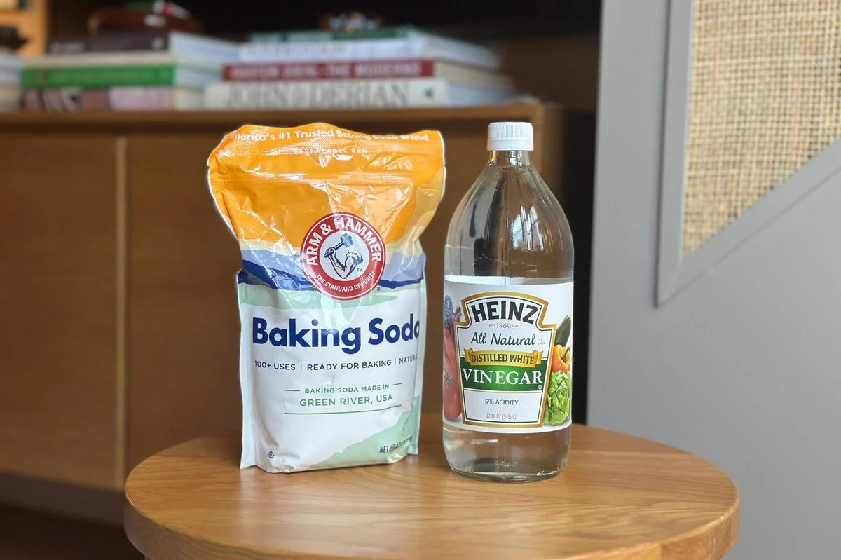 Bakingsoda en azijn: de chemische formule die je afvoer schoonmaakt