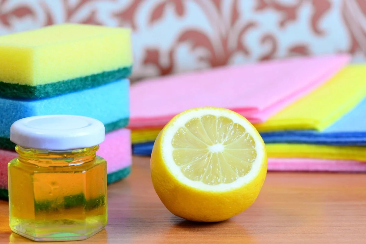 Citroenschil in je gootsteen: hoe je rioolkosten vermijdt zonder monteur