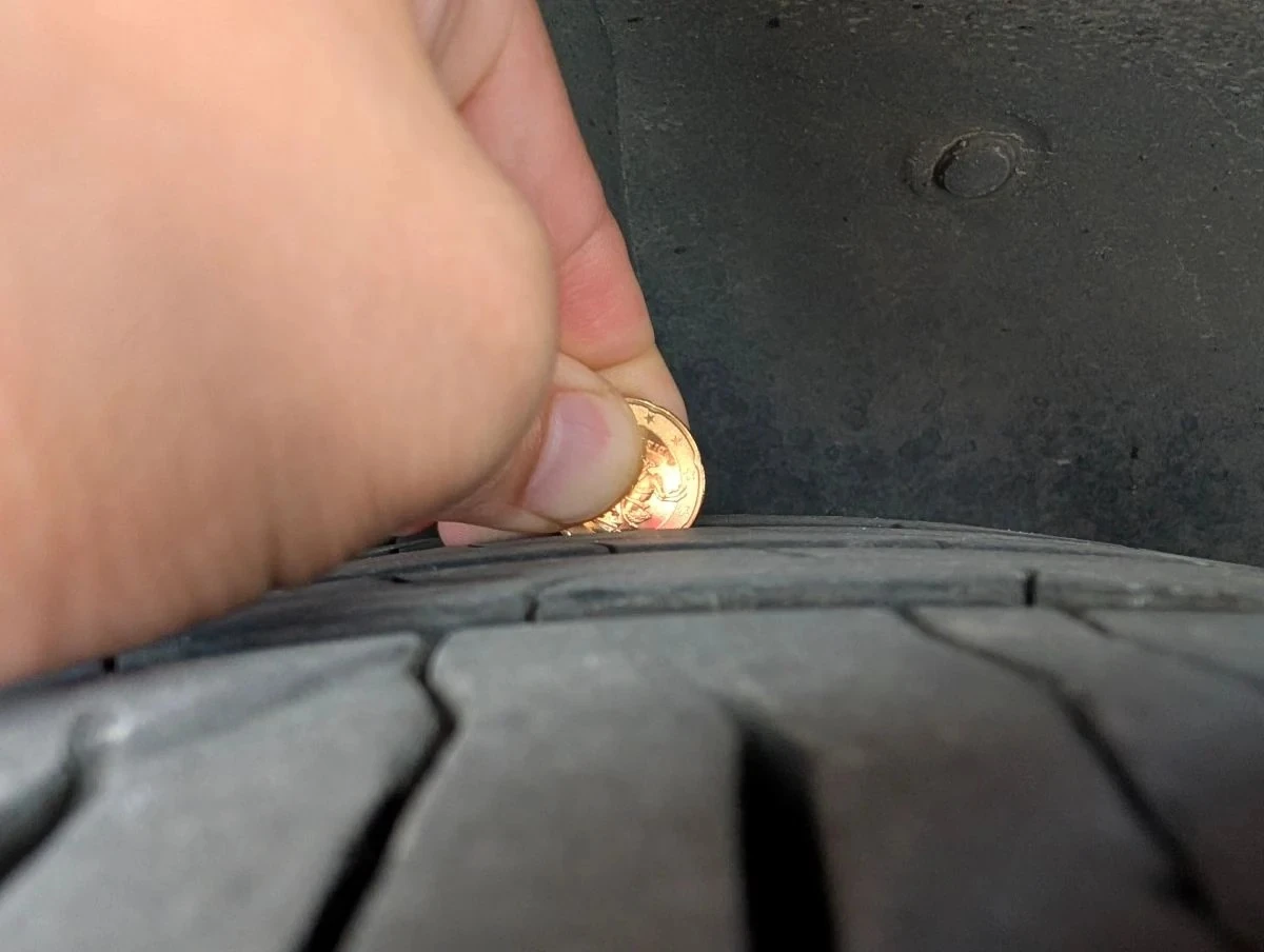 De euro-truc: zo controleer je snel de profieldiepte van je banden