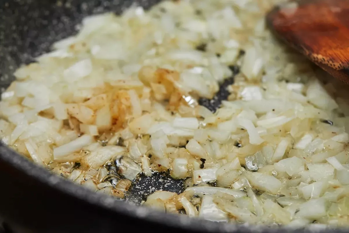 De Gouden Regel: Waarom uw uien nooit goudbruin worden (en hoe u het nu oplost)