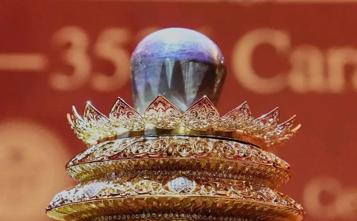 De grootste paarse stersaffier ter wereld: Een ontdekking die de juwelenhistorie herschrijft