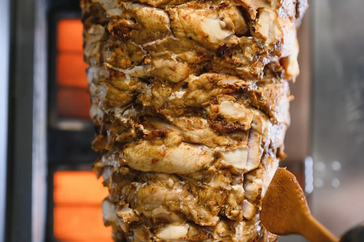 De verborgen geschiedenis van shoarma: niet Turkije of Griekenland, maar Berlijn is de ware oorsprong