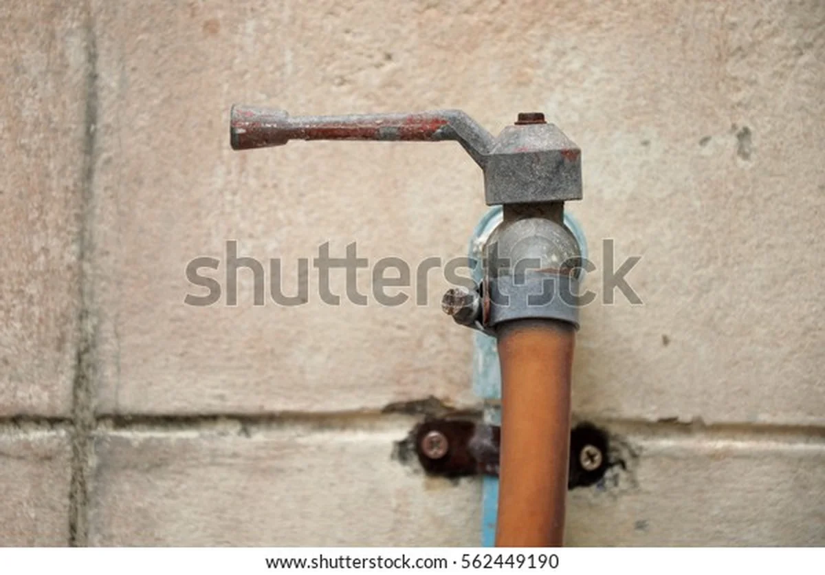 Een rubber band om je kraan? Het geniale trucje tegen waterverbruik dat loodgieters kennen