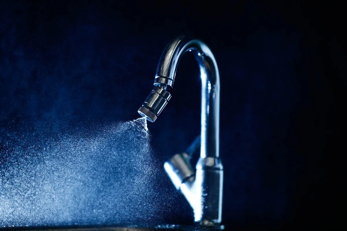 Een rubber band om je kraan? Het geniale trucje tegen waterverbruik dat loodgieters kennen - image 1