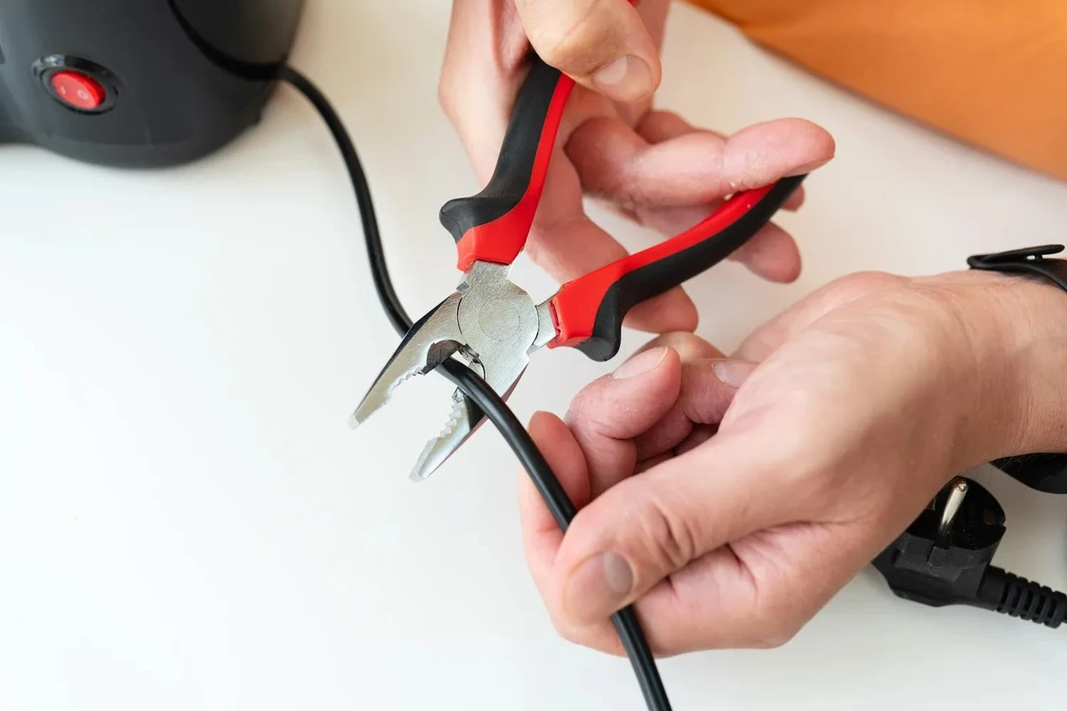 Elektronica kapot? Fabrikanten vragen je soms de stekker eruit te knippen