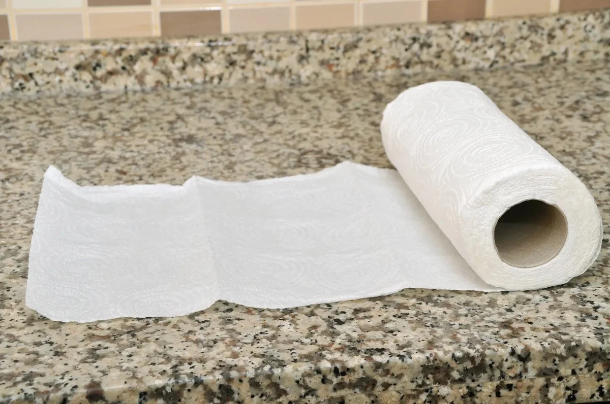 Het keukengeheim dat je vloer droog houdt: een simpel servethouder-trucje