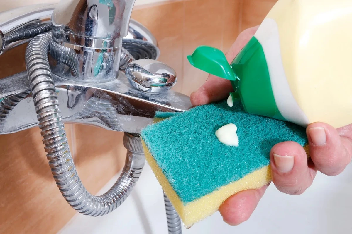 Kalkvlekken op de kraan? Dit keukenproduct lost het op zonder azijngeur