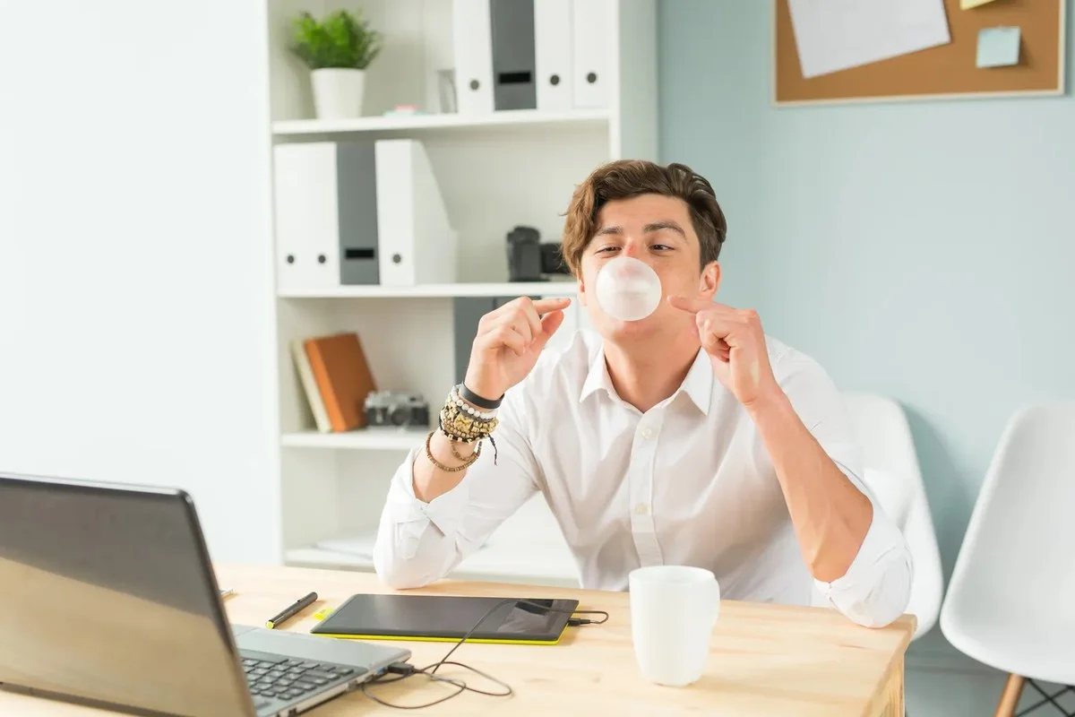 Kauwgummi op het werk: hoe één gewoonte je reputatie in 5 minuten kan ruïneren
