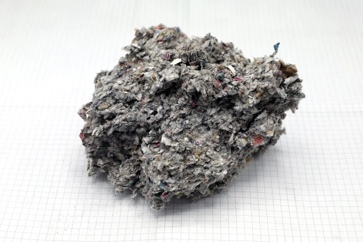 Kranten achter je gordijnen stapelen: het isolatietruucje dat niemand kent