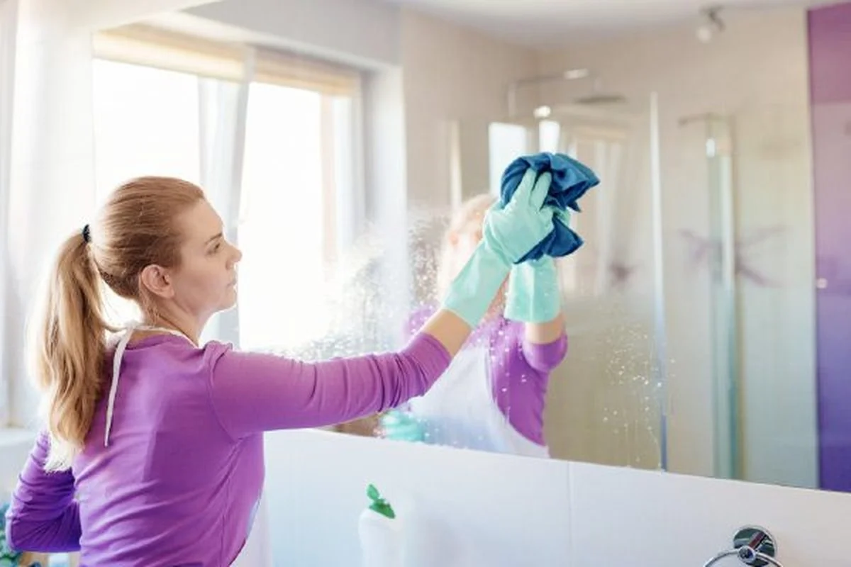 Tandpasta op je spiegels? Dit truckje van glazenwassers bespaard je maanden werk