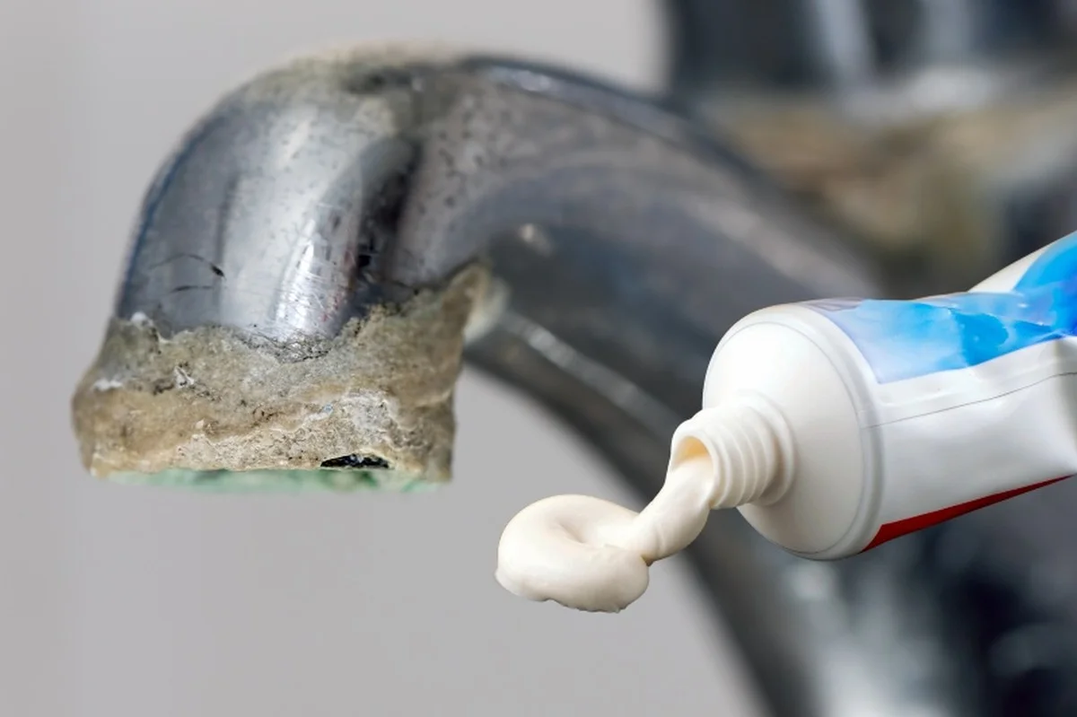 Tandpasta op kalkplekken: wat schoonmaakbedrijven al decennia weten