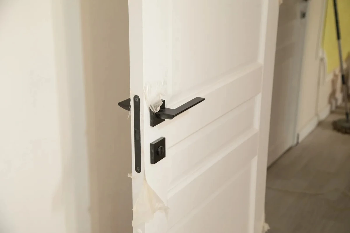 Uw deuren weer als nieuw: de geheime methode om vergeling te verwijderen zonder verf