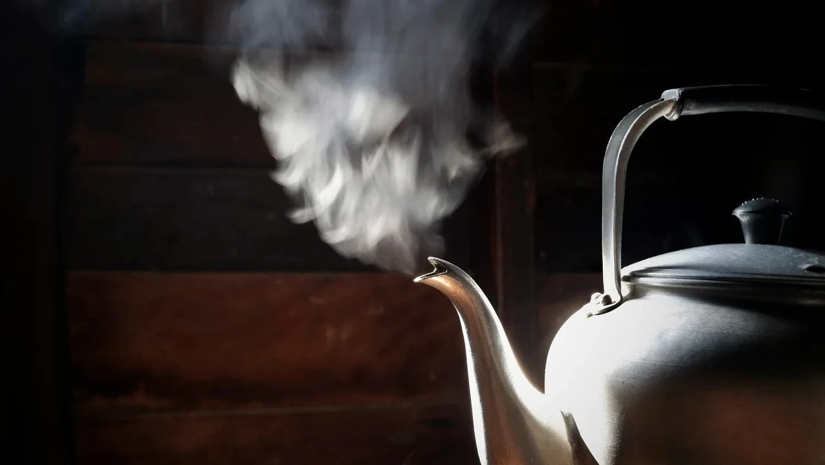 Uw waterkoker krijgt een tweede leven met de geheime methode van grootvader (en u hebt het al in huis!)
