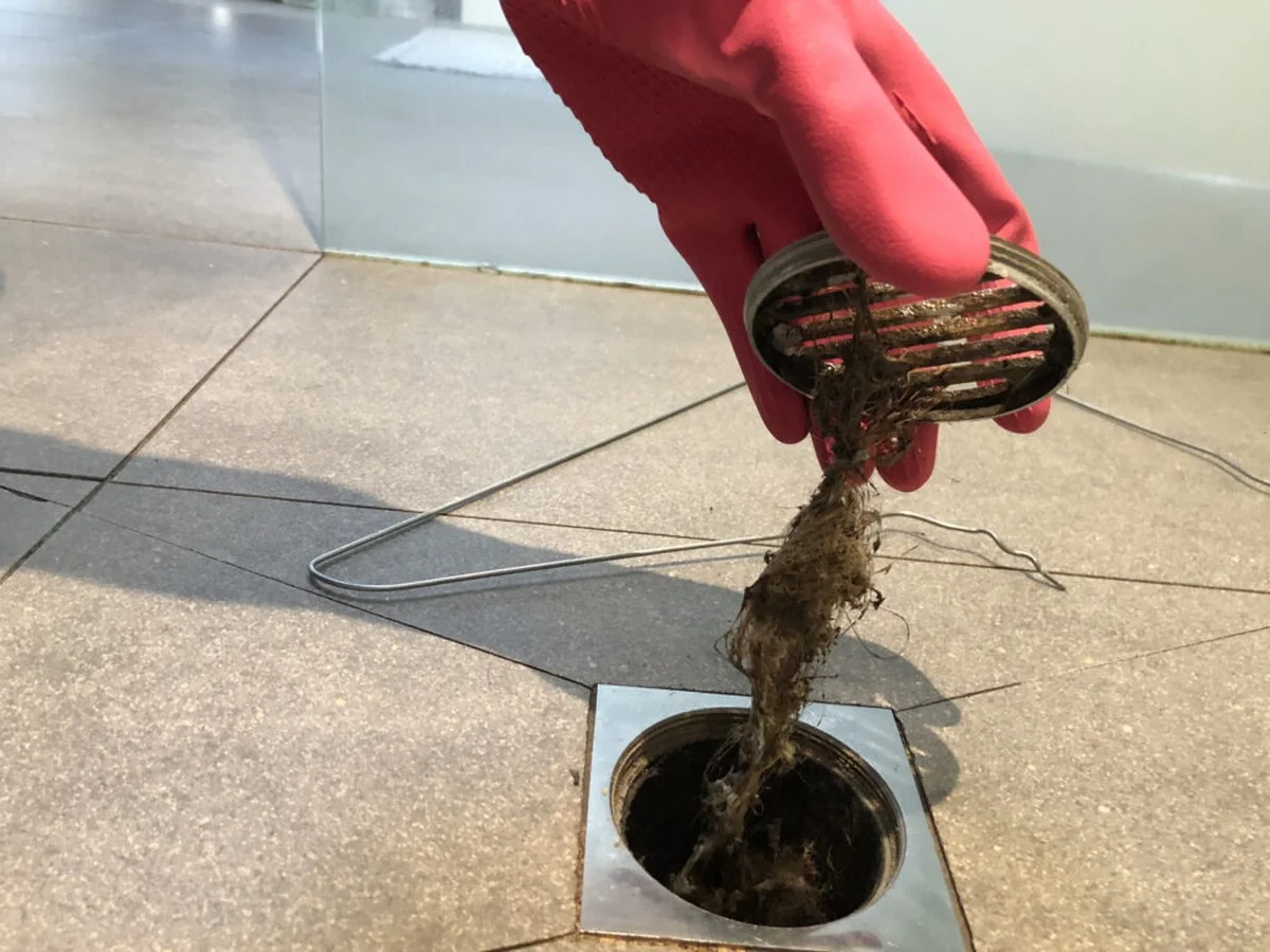 Waardoor verstopt je douche eigenlijk? Een schoonmaaktrucs met azijn en baking soda