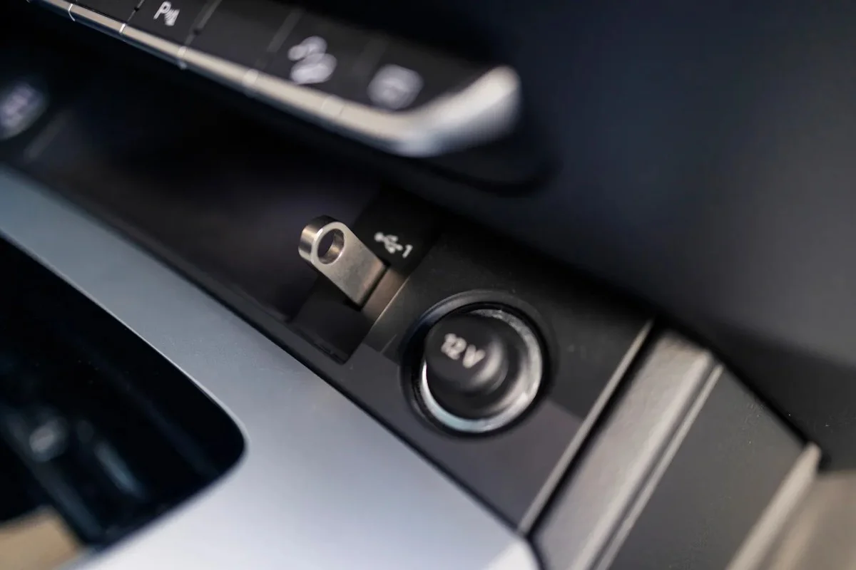 Waarom deze usb-gadget je auto-elektronica duizenden euro's kan kosten