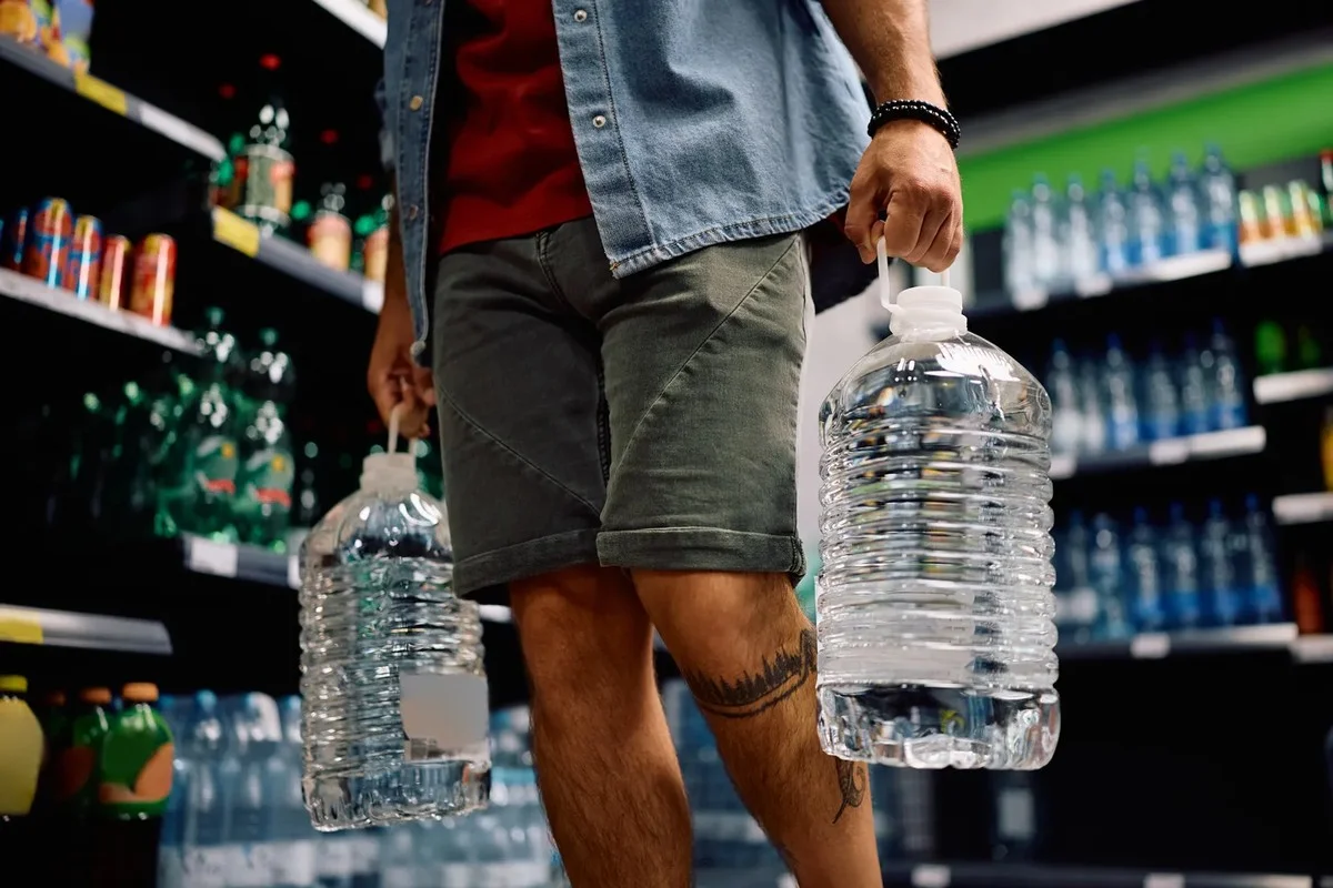 Waarom die plastic waterfles je meer microplastics geeft dan je denkt