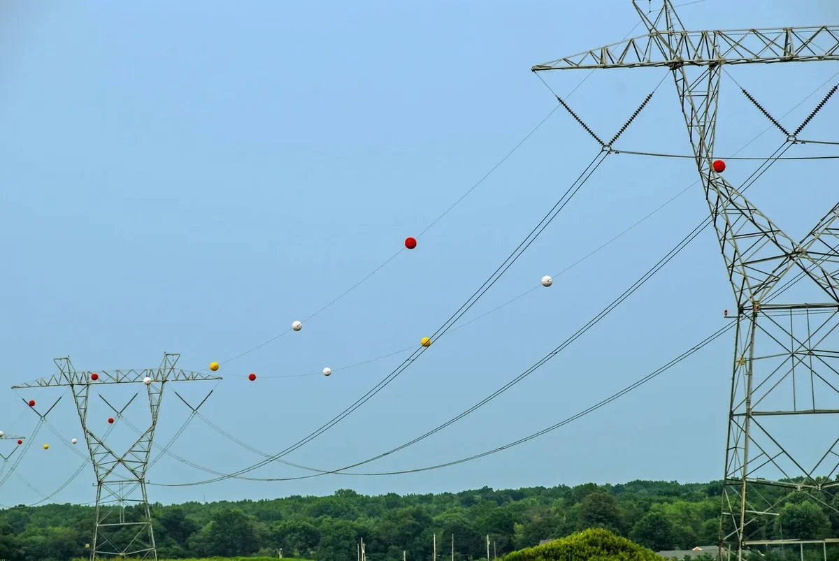 Waarom hangen die felle ballen aan hoogspanningskabels?