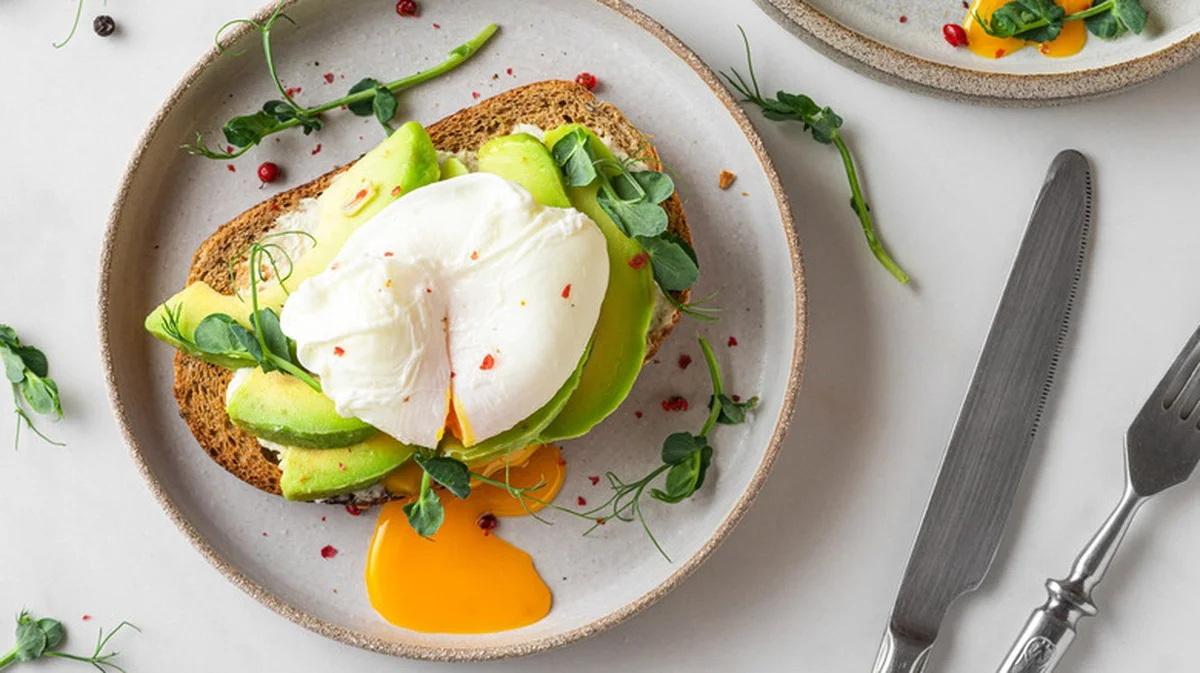 Waarom sterrenkok's altijd azijn toevoegen aan kookwater voor eieren