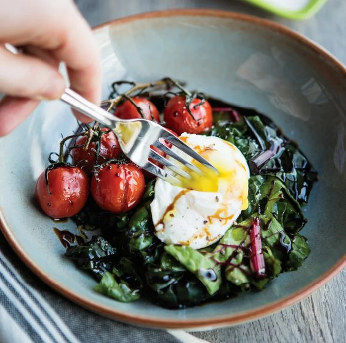 Waarom topkoks altijd azijn toevoegen aan kokend water met eieren