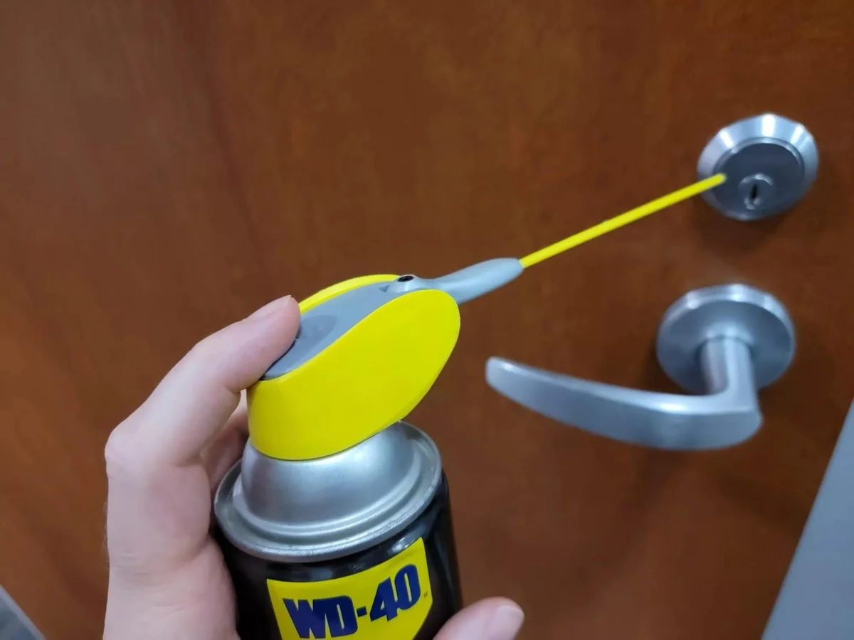 WD-40 op je ramen: de winter-truc tegen bevrozen sloten