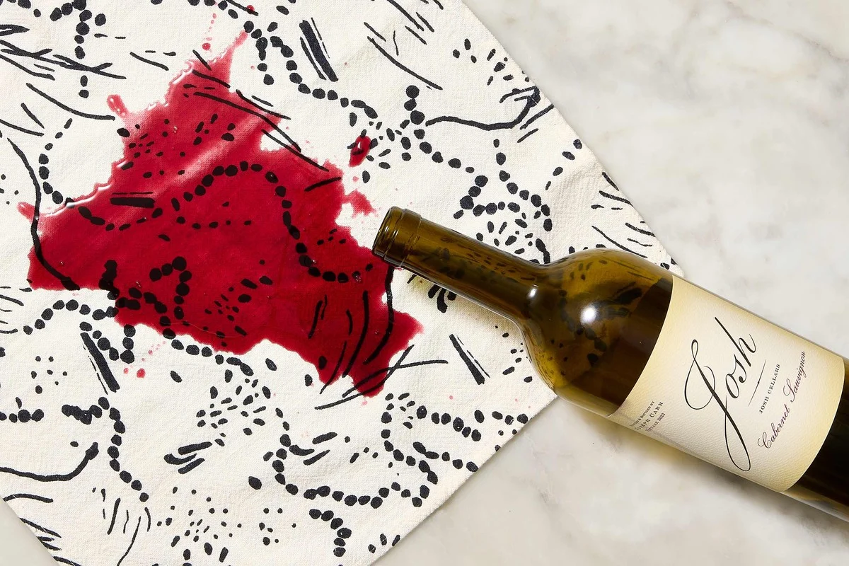 Witte wijn tegen wijnvlekken: de contra-intuïtieve oplossing die werkt