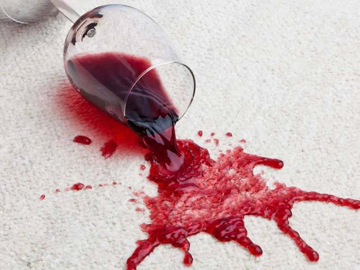 Witte wijn tegen wijnvlekken: het paradoxale schoonmaaktrucje dat werkelijk werkt - image 2