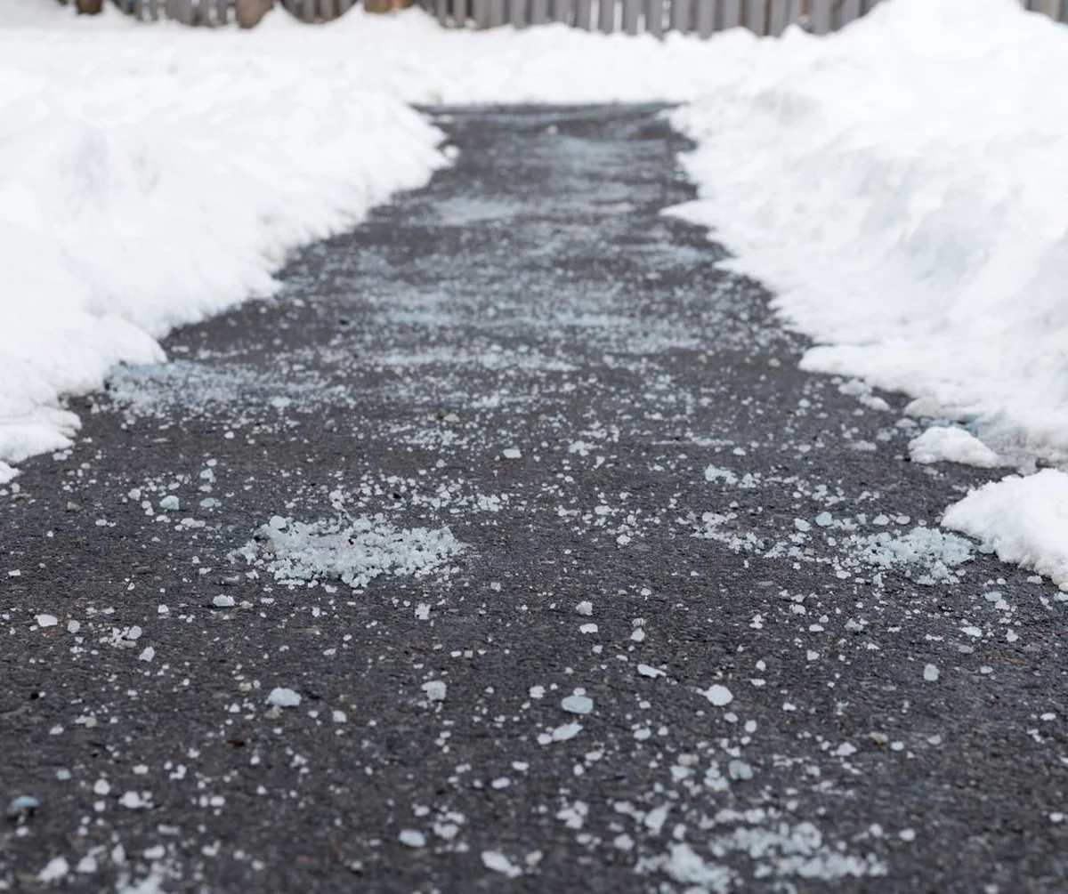 Zout op je bakstenen: het goedkope alternatief voor dure onkruidverdelger