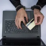 12 latvijciů chyceno při mohutném podvodu: Jak ukrajinská akce zastavila telefonní „továrny“ okrádající i v Pobaltí