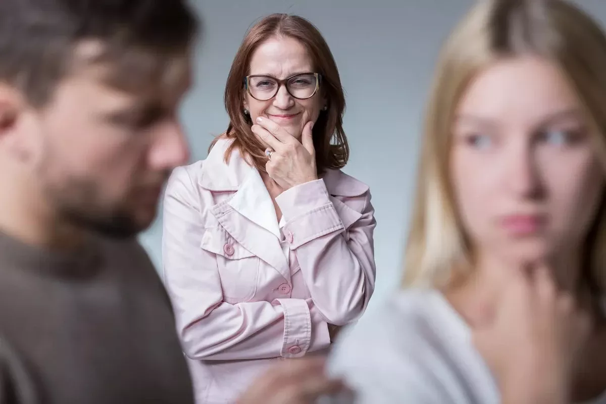 3 zodiactekens met de meest uitdagende schoonmoeders: trouwen in hun familie is als extreme sport