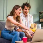 De 'Admin Night': Hoe Gen Z Sparen Verandert in een Sociaal Event (En Rekeningen Jagen Wij de Deur Uit)