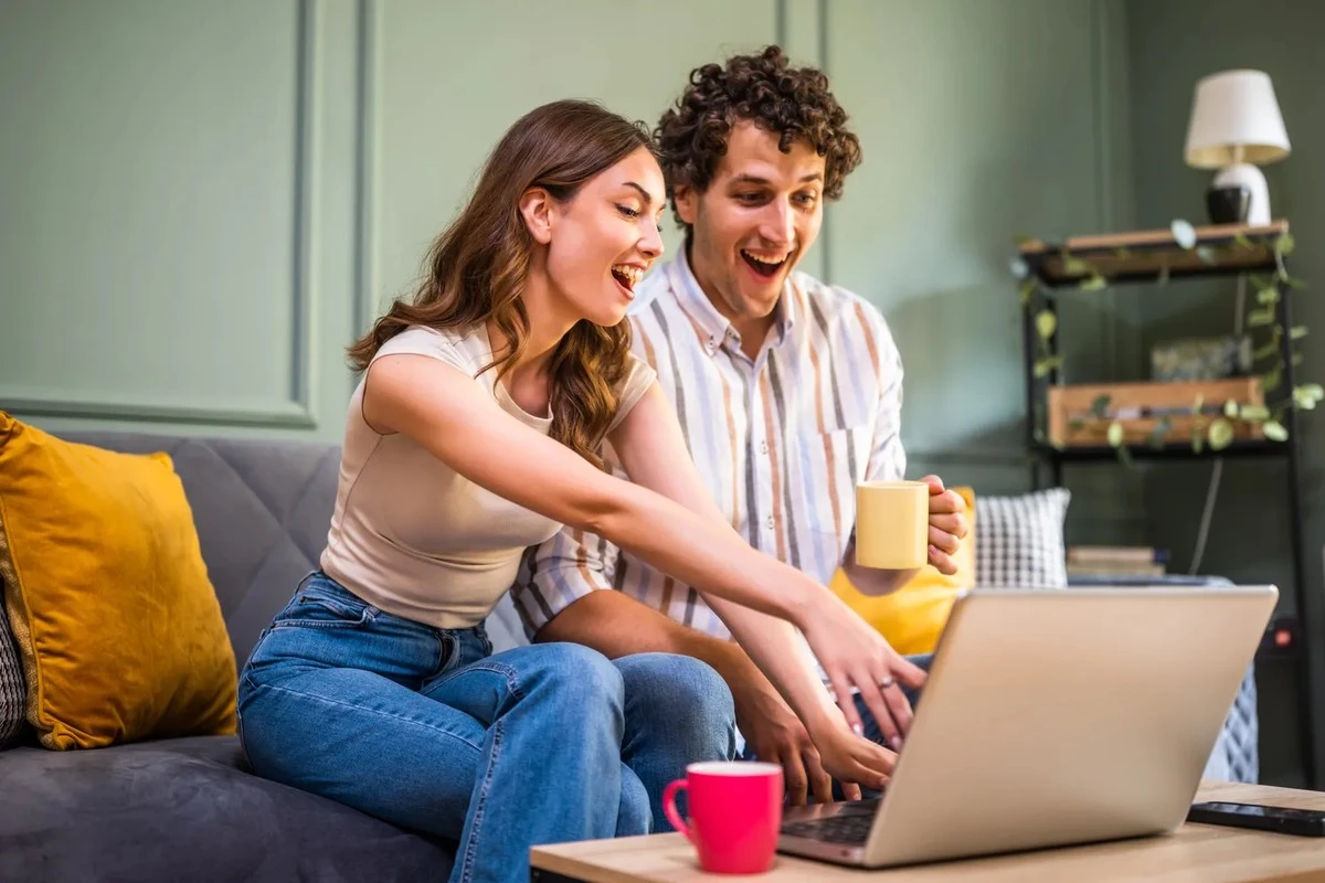 De 'Admin Night': Hoe Gen Z Sparen Verandert in een Sociaal Event (En Rekeningen Jagen Wij de Deur Uit)