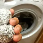 De Foliebal Trick: Je Kleding Schonere, Zachtere en Statisch-Vrij