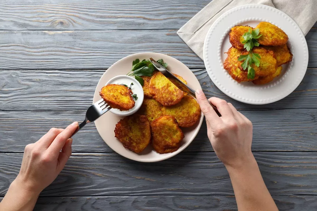 Dodaj do ciasta ziemniaczanego jeden prosty składnik, a placki staną się niesamowicie chrupiące. Oto sekret!