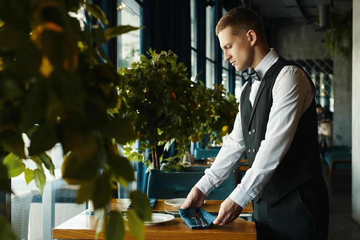 Een vlekkerige schort op de ober? De verborgen keukenhygiëne die je moet kennen