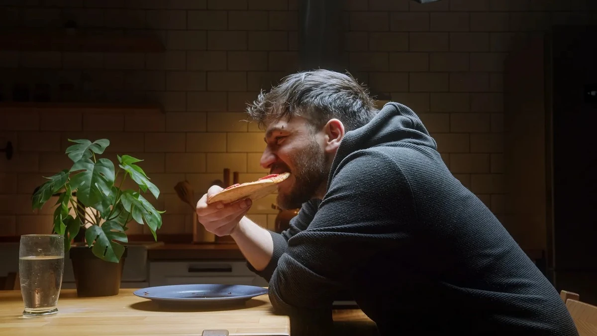 Eet uw laatste hap drie uur voor het slapengaan: de verrassende impact op slaap en gezondheid