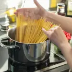 Italiërs koken pasta anders: de truc bespaart je tijd en energie
