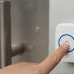 Klok aan de deur? Dit Duitse 'onschuldige' gebaar kan je duizenden euro's kosten