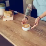 Koffie van 5 euro, cepelinai van 12: zijn de prijzen in de Litouwse horeca de weg kwijt?